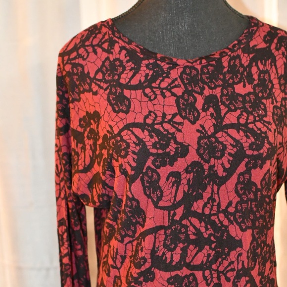 Wilfred Red and Black Lace Pattern Open Back Top Size Medium - Picture 3 of 11